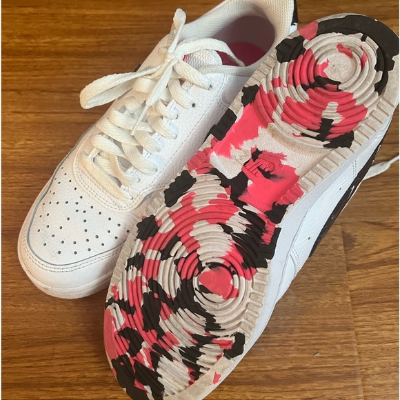 Nike white, pink, and black sneakers - Picture 2 of 3